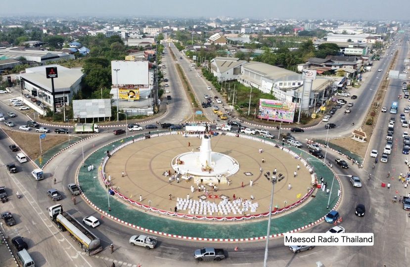 ชาวอ.แม่สอด จ.ตาก ร่วมพิธีทำบุญเนื่องในโอกาสครบรอบ 1 ปีของการอัญเชิญพระบรมรูปจำลองสมเด็จพระเจ้าตากสินฯ